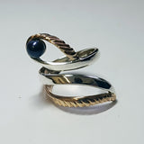 Anello con perla nera e ali rosate
