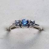 anello da donna trilogy con zirconi bianchi e blu